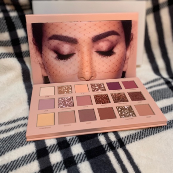 Huda Beauty New Nude palette - Picture 2 of 3
